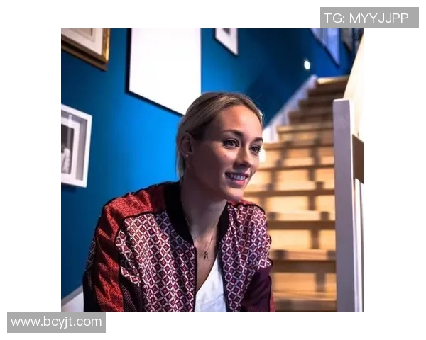 足球巨星怀抱可爱玩偶温情瞬间引发球迷热议